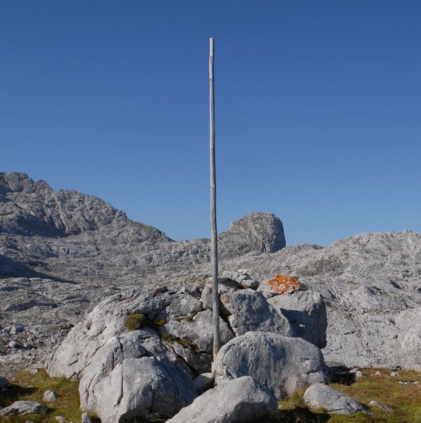 File:Marking pole in mountain area.jpg