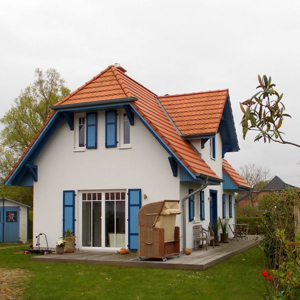 File:2014 ein neues Ferienhaus im Ostseebad Wustrow.jpg