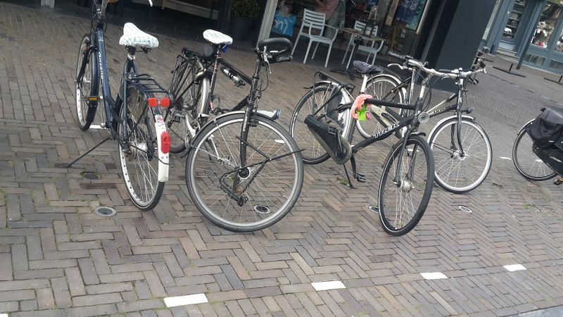 File:Bicycle parking floor.jpg
