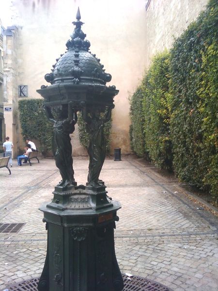 File:Fontaine Wallace, Place Jacques-Lemoîne, Bordeaux, France.jpg