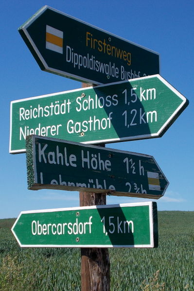 File:2014 Wanderwegweiser Kreuzung Reichstädter-Firsten-Weg bei Obercarsdorf.jpg