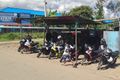 Pangkalan ojek (навес для мотоциклетных такси) в Папуа, Индонезия