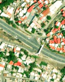 Calles urbanas "pegándose" a la Autopista Caracas - La Guaira a la altura de El Limón.