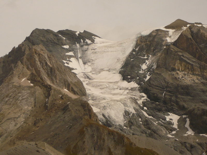 File:Glacier surounded by rocks.JPG