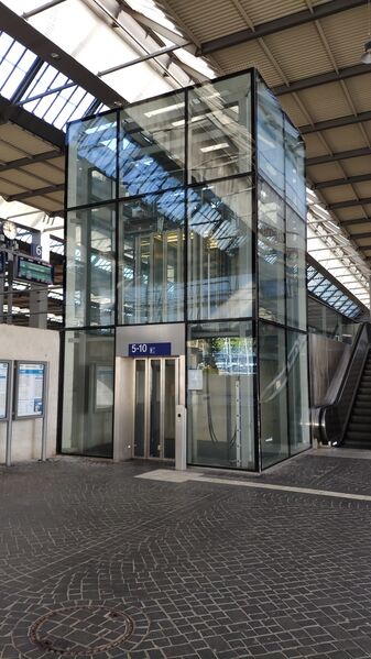 File:Fahrstuhl am Chemnitzer Hauptbahnhof.jpg