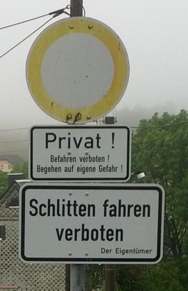 File:Schlitten fahren verboten.jpg