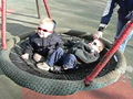 playground=basketswing, sitting_disability=yes Huśtawka w koszu/hamaku - zwrócmy uwagę, że dziecko jest normalnie położone na tym na tym, w przeciwieństwie do siedzących na innych typów huśtawkach.
