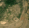 8/8 Cimetière ordonné et désordonné côte à côte (landuse=cemetery) (imagerie satellite Maxar).