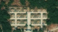 1/8 Cimetière ordonné (landuse=cemetery), caractérisé par des monticules réguliers avec des allées rectilignes (imagerie satellite Maxar).