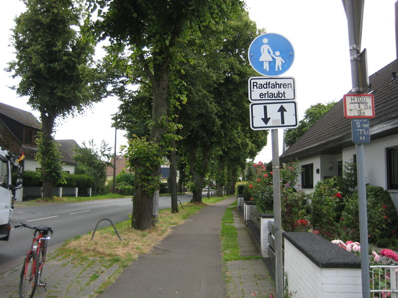 File:Bremen street with sidewalk 1.jpg