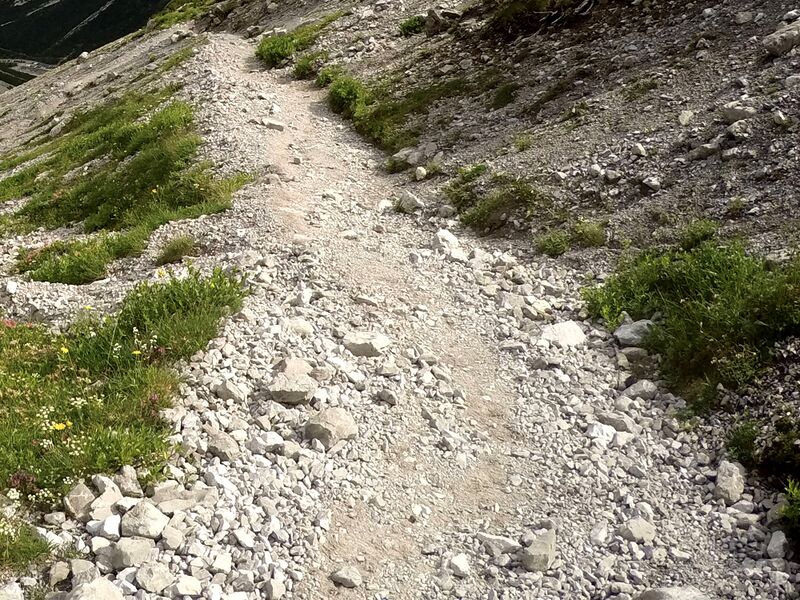 File:Mountain path with large gravel.jpg