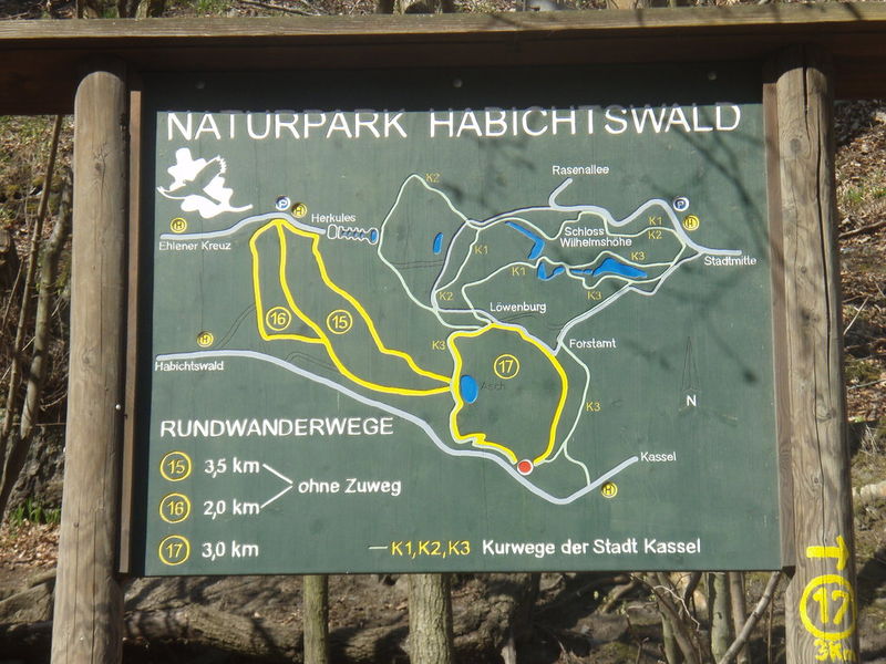File:Tafel Wanderwege Habichtswald 2.jpg
