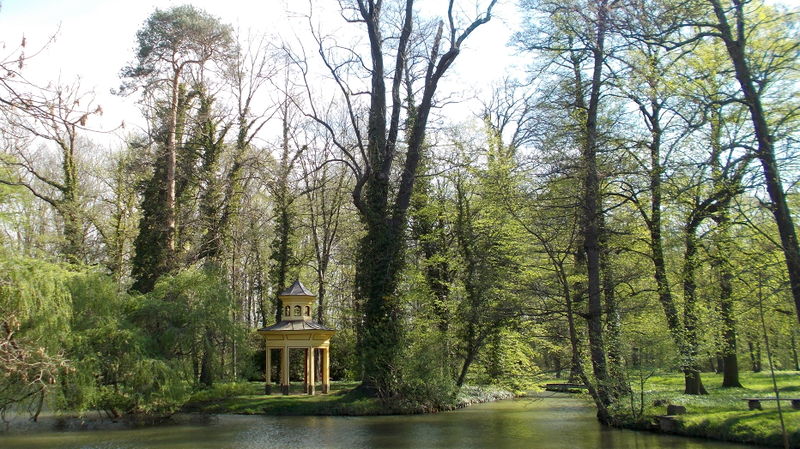 File:2014 Janishausen ein idyllischer Teil des Schlossparkes.jpg