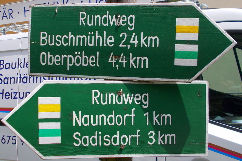 File:2014 Wanderwegweiser an der Lutherlinde Schmiedeberg.jpg