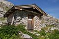 Cabaña básica construida con piedras