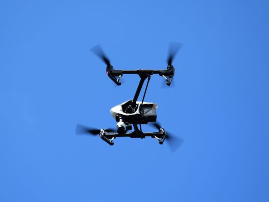 Dron voa ao longo da ruta programada e toma fotografías
