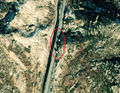 4/6 Piliers en pierre (barrier=tank_trap) le long de la route (imagerie satellite Maxar).