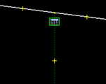 Correct : portail près de l'intersection entre le chemin (pointillés verts) et la route (gris).