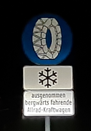 File:Snow chains snow ice except motor vehicle start Deutschlandsberg Weinebenestrasse.jpg