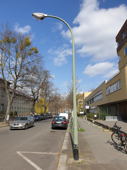 File:Berliner Mast mit Sockel Ruedesheimer Str. 4 20210403.jpg