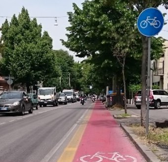 File:Photo single cycle lane Italy.jpg