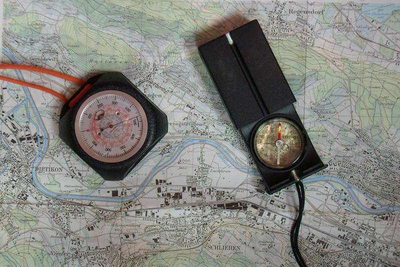 File:Karte und Kompass.jpg