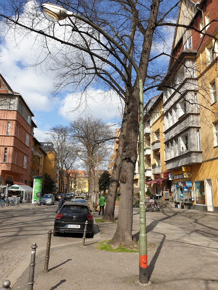 File:Berliner Mast mit Sockel Ruedesheimer Platz 9 20210404.jpg