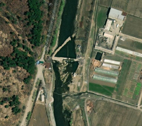 File:Dam 39.13883 125.79497 - North Korea.png