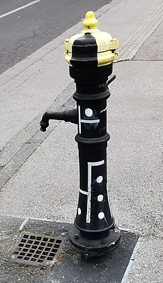 File:Painted hand water pump in Zagreb, Eugena Podaubskog.jpg