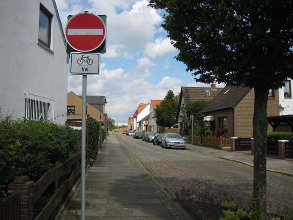 File:Bremen cycleway opposite 1.jpg