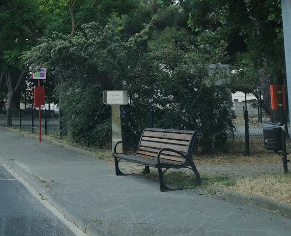 File:Bus stop bench bin.png