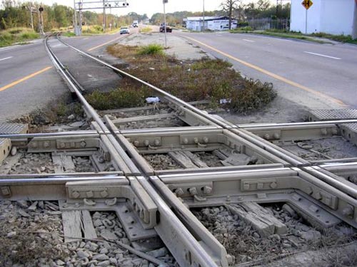 File:Railroad crossing at grade also known as a diamond.jpg