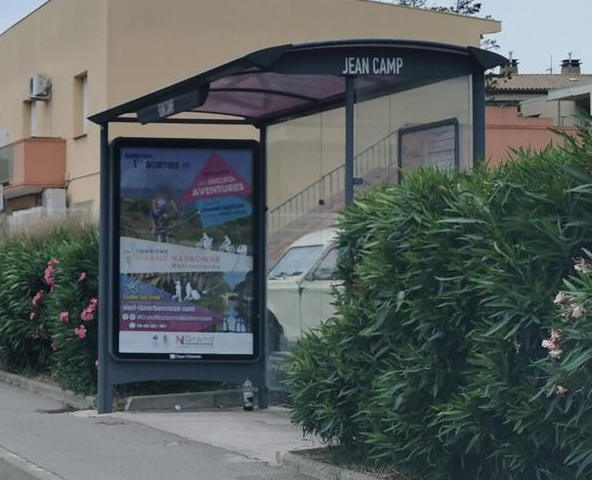 File:Bus stop shelter.png