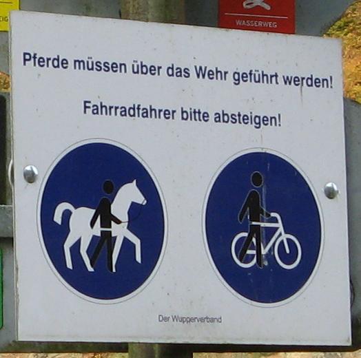 File:Pferde müssen geführt werden - Fahrradfahrer bitte absteigen (2).jpeg