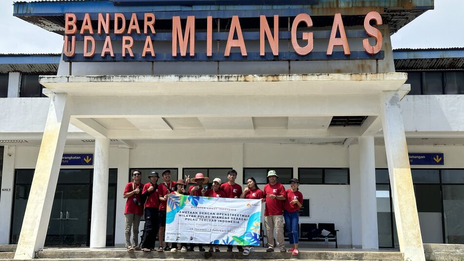 020223 Tim surveyor hari kedua di Bandar Udara Miangas (foto 2) Desa Miangas, Sulawesi Utara.JPG