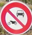 Panneau interdit aux véhicules à moteur, dans la commune de Tencin 38570