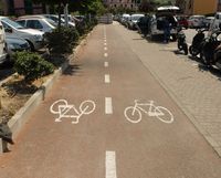 Fahrradweg mit zwei markierten Fahrspuren
