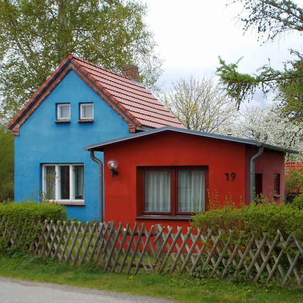File:2014 idyllisches Ferienhaus im Ostseebad Wustrow.jpg