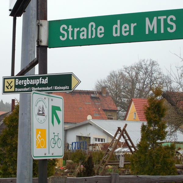 File:2014 Wegweiser Rad und Bergbau in Braunsdorf.jpg