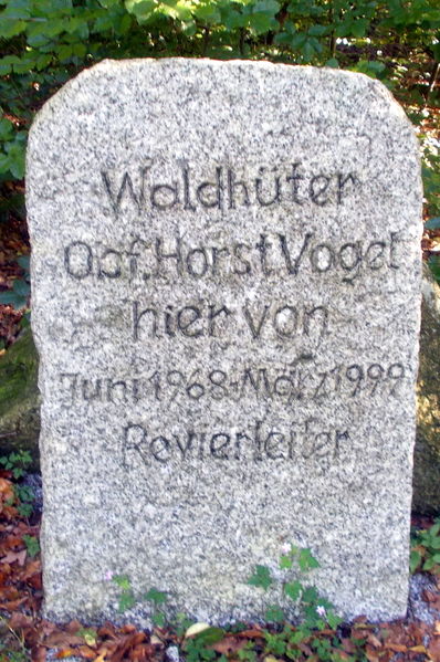 File:2014 Ohorn Luchsenburg Gedenkstein Horst Vogel.jpg