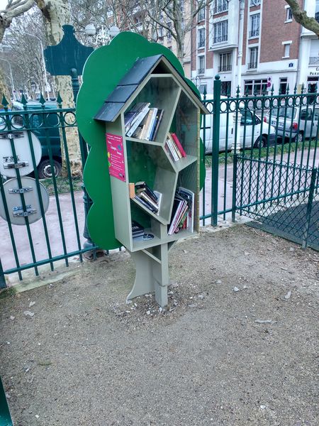File:Boite a livres Montrouge.jpg