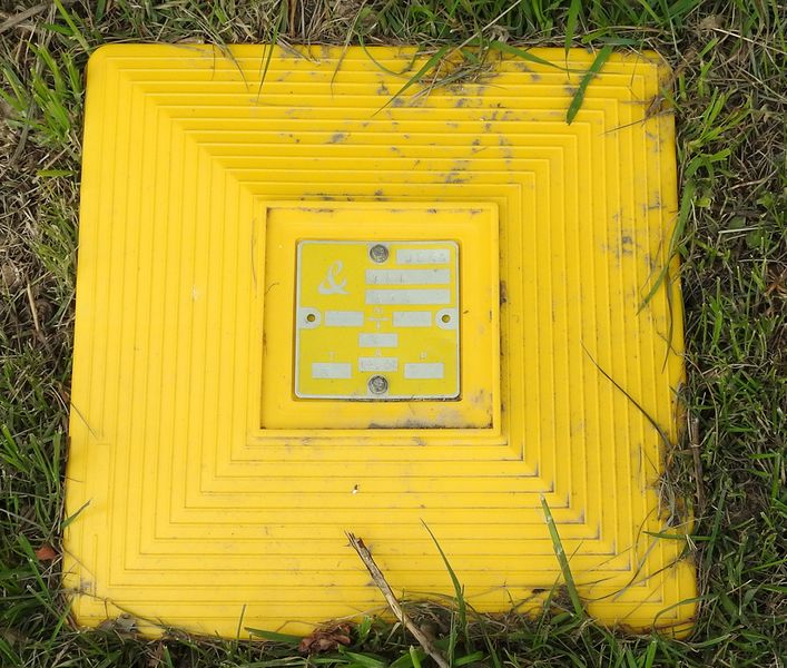 File:French ground telecom cable marker.jpg