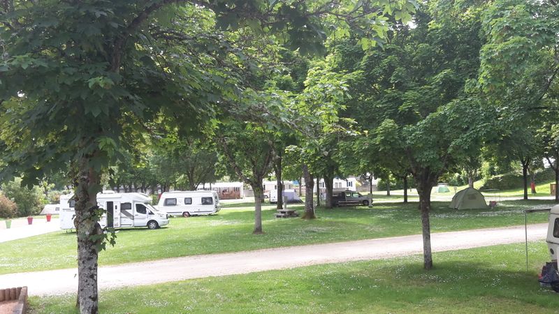 File:Camping-aixe-sur-vienne-emplacement.jpg