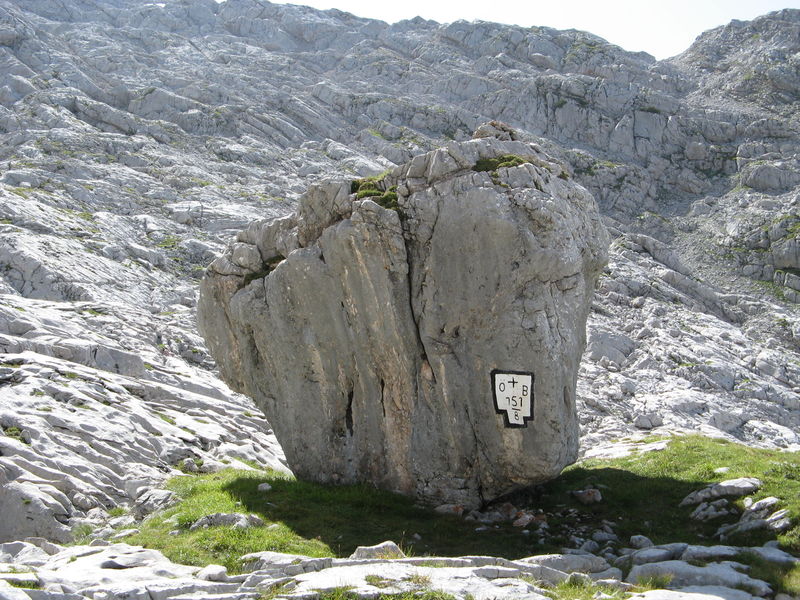 File:Natural=Rock as Pointfeature and Areafeature.jpg