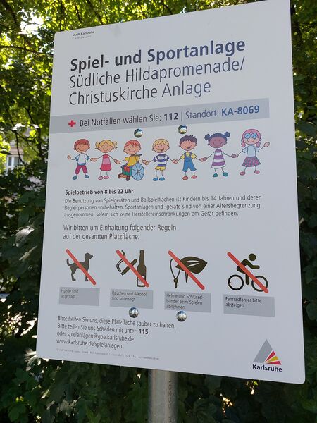 File:Spielplatz mit Rettungspunktnummer in Karlsruhe.jpg