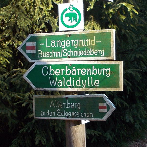 File:2013 Wanderwegweiser Bobbahn Oberbärenburg.jpg