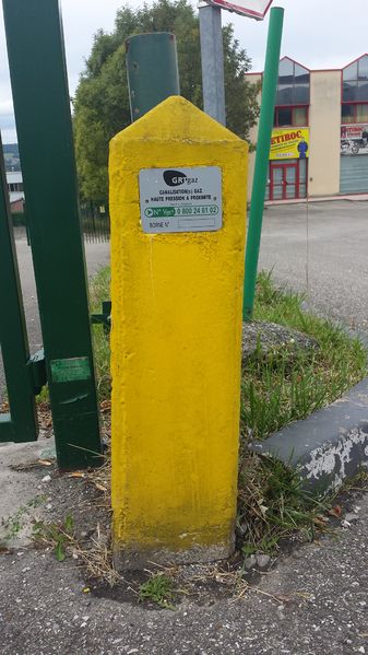 File:French gas pipeline ground marker.jpg