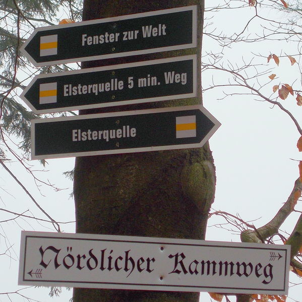 File:2014 Wanderwegweiser Nördlicher Kammweg am Hochstein.jpg