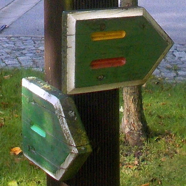 File:2014 Rammenau Rundwanderwege Markierungen - hier rot, gelb, grün.jpg