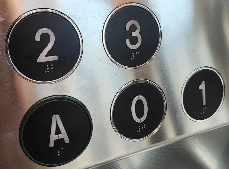 File:Bedienfeld eines Aufzugs.jpg